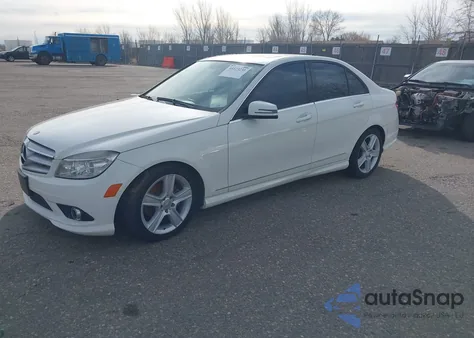 2010 Mercedes-Benz C 300 Luxury/Sport z USA, uszkodzony, nr VIN WDDGF5EB1AF425669